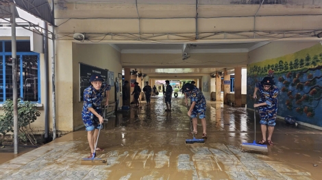 Gần 400 cán bộ, học viên Hải quân giúp dân khắc phục sau lũ rút