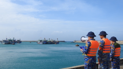 Đặc khu Trường Sa hướng dẫn 200 tàu cá và 2.000 ngư dân vào tránh bão số 15 (Koto)