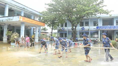 Những người lính Ra đa giúp Nhân dân khắc phục hậu quả sau đợt mưa lũ