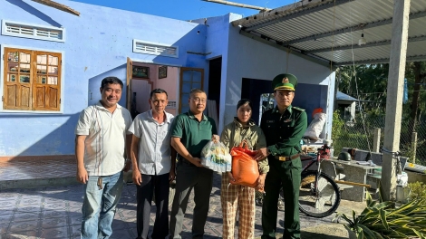 Bộ đội Biên phòng Đắk Lắk và các nhà hảo tâm hỗ trợ nhân dân ổn định cuộc sống sau cơn bão số 13