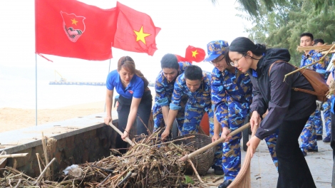 Tuổi trẻ Học viện Hải quân làm sạch môi trường biển sau lũ