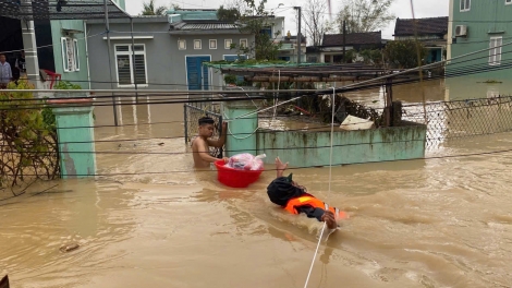Biên phòng Gia Lai cứu trợ người dân vùng rốn lũ Quy Nhơn Đông và Tuy Phước 