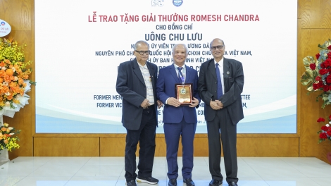 Chủ tịch Ủy ban Hòa bình Việt Nam Uông Chu Lưu nhận Giải thưởng Romesh Chandra của Ấn Độ