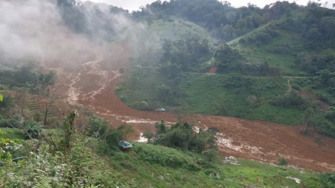Đà Nẵng: Khu vực sạt lở tiếp tục dịch chuyển, lực lượng chưa thể tiếp cận tìm kiếm 3 người mất tích