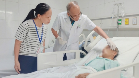 Các thầy thuốc giữ lại gương mặt cho người đàn ông sau cú ngã thang máy nặng nề