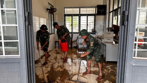Bộ Chính trị: Bằng mọi cách cứu trợ người dân bị cô lập ở địa bàn ngập nặng