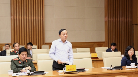 Công an bám địa bàn dẫn đường cứu nạn trong mưa lũ