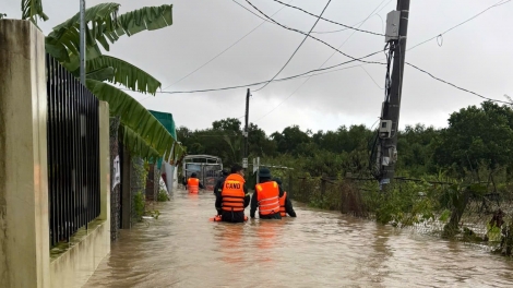 Mưa lũ dâng cao trong đêm, nhiều khu vực ở Khánh Hòa bị chia cắt, khẩn cấp sơ tán dân