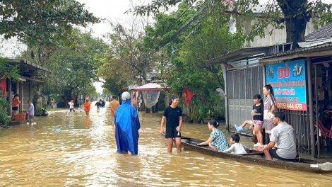 Người dân Huế ứng phó đợt mưa lũ thứ tư trong vòng 20 ngày