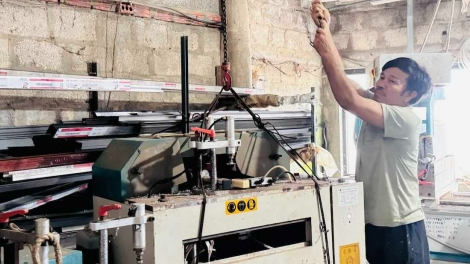 Lũ về vùng trũng trong đêm, dân dùng ròng rọc kéo máy móc nặng cả tấn lên cao 