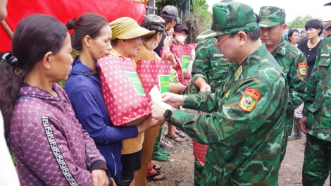 Bộ Tư lệnh Bộ đội biên phòng thăm hỏi, động viên nhân dân vùng lũ Khánh Hoà 