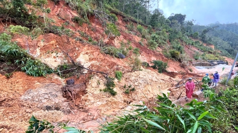 Quảng Ngãi: Quốc lộ 24 tiếp tục sạt lở, giao thông ách tắc