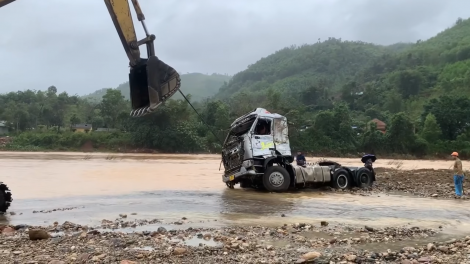Trục vớt xe đầu kéo, phát hiện tư trang của tài xế bị lũ cuốn trôi ở Quảng Trị