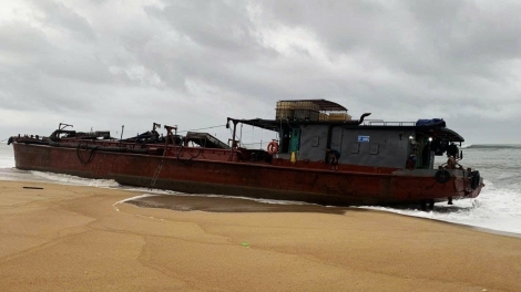 Quảng Ngãi: Tàu chở hàng chở 2.000 lít dầu mắc cạn ở Đức Phổ