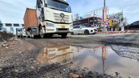 Mặt đường Quốc lộ 14B qua trung tâm TP Đà Nẵng nát như ruộng cày