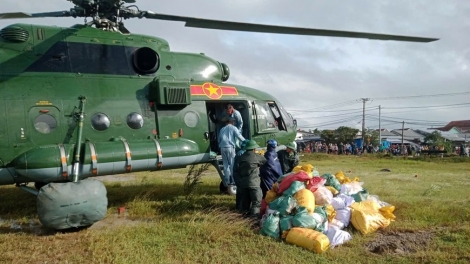 Liên tiếp các chuyến trực thăng tiếp cận cứu trợ thực phẩm cho người dân vùng lũ