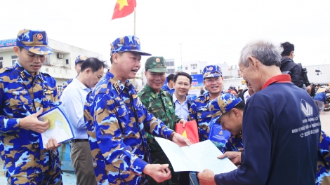 Vùng 4 Hải quân đồng hành cùng ngư dân Gia Lai bám biển, vươn khơi