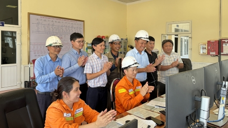 Thêm một đường dây truyền tải nhập khẩu điện Lào hoàn thành, đóng điện