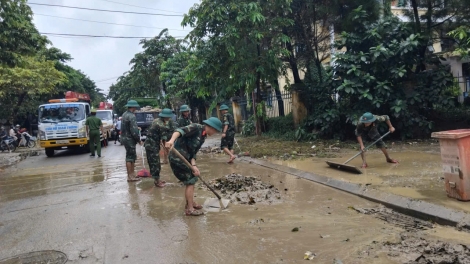 Hàng ngàn người dọn dẹp vệ sinh môi trường sau lũ lớn ở Huế