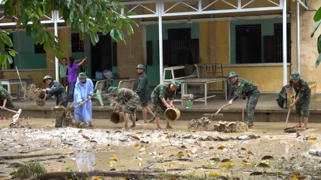 Bộ đội Quân khu 5 lội bùn dọn dẹp vệ sinh môi trường sau lũ 