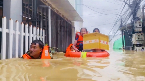 Vùng 4 Hải quân dốc sức cùng nhân dân vượt lũ