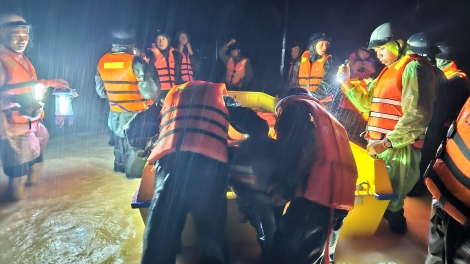 Cán bộ, học viên Học viện Hải quân trắng đêm cứu trợ bà con vùng lũ tại Khánh Hoà