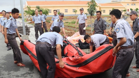 Chi đội Kiểm ngư 4 dốc lực cứu trợ dân Khánh Hòa giữa mưa lũ