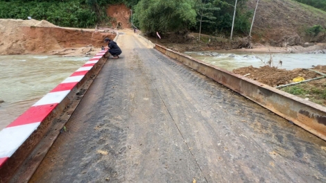 Quảng Ngãi: Lắp cầu tạm bằng dầm thép, đảm bảo cuộc sống
