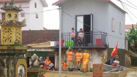 Quảng Trị: Đảm bảo lương thực cho người dân vùng bị cô lập do mưa lũ dài ngày