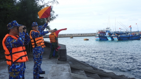 Hơn 300 tàu cá cùng trên 3.000 ngư dân vào các âu tàu ởTrường Sa tránh bão số 13