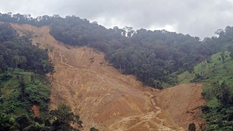 Đà Nẵng: Núi liên tiếp phát nổ, đất đá đổ xuống, Hùng Sơn di dời gần 1.500 dân