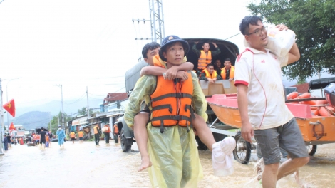 Lữ đoàn 126 Hải quân tham gia giúp dân vùng ngập lụt tỉnh Khánh Hòa