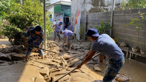 Gần 1.000 cán bộ, chiến sĩ Vùng 4 Hải quân tiếp tục giúp đỡ nhân dân khắc phục hậu quả lũ lụt 