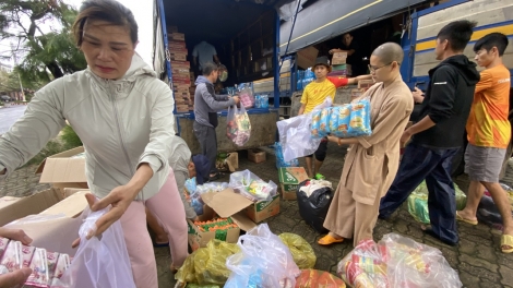 Những chuyến xe chở “nghĩa tình” về vùng tâm lũ Phú Yên