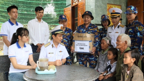 Học viện Hải quân thăm và tặng quà nhân dân tỉnh Khánh Hòa ảnh hưởng của mưa lũ