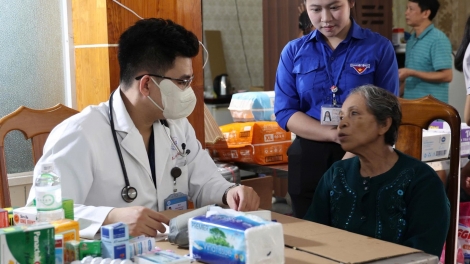 TP.HCM hỗ trợ Khánh Hòa: Khám bệnh, cấp thuốc, sửa trường, dựng bếp ăn miễn phí