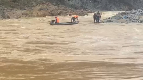 Đà Nẵng: Sạt lở liên tiếp, giải cứu 2 người dân mắc kẹt giữa dòng lũ