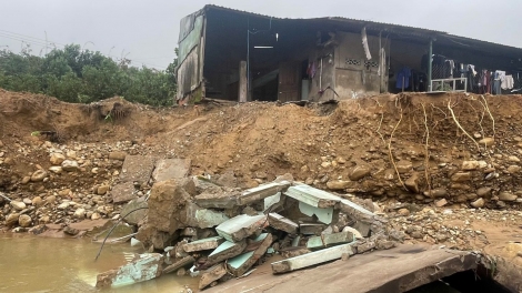  Nước sông Hương dâng nhanh, tiếp tục sạt lở ở miền núi