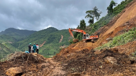 Khánh Hòa Thôn Bậc Rây 1 vẫn cô lập, tiếp tế phải gùi bộ vượt sạt lở