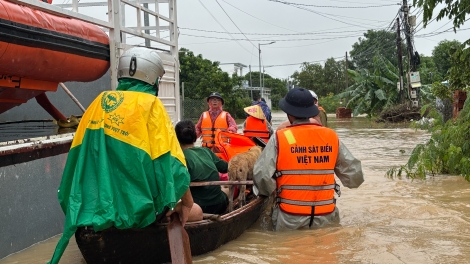 Vùng Cảnh sát biển 3 huy động hơn 100 cán bộ, chiến sĩ hỗ trợ nhân dân Khánh Hòa khắc phục ngập lụt
