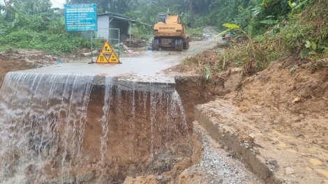 Mưa lớn kéo dài gây sạt lở liên tiếp, nhiều tuyến vùng cao Đà Nẵng chia cắt