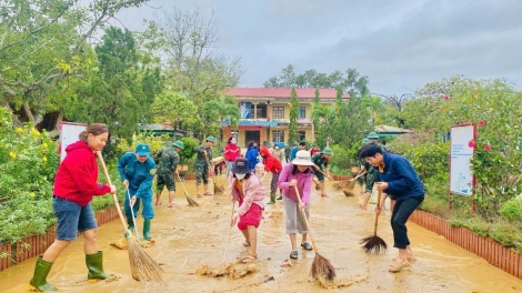 Vùng ngập lụt Quảng Trị khẩn trương dọn dẹp trường lớp chuẩn bị đón học sinh trở lại học tập