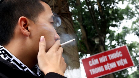 Tình trạng hút thuốc lá nơi công cộng vẫn còn phổ biến – Khi ý thức chưa theo kịp quy định 
