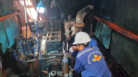 Hải đoàn 129 kịp thời hỗ trợ tàu cá gặp sự cố, giúp ngư dân tiếp tục vươn khơi, bám biển