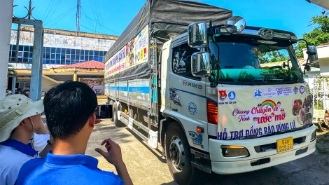 Những chuyến xe mang “nghĩa tình đồng bào” đến với bà con vùng bão lũ