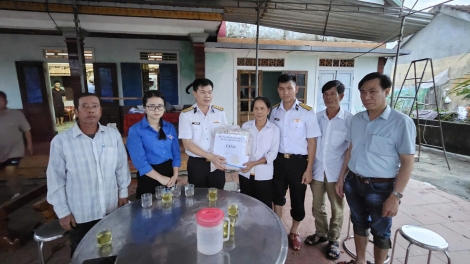 Trung đoàn Ra - đa 351 chia sẻ khó khăn cùng nhân dân vùng lũ TP. Huế