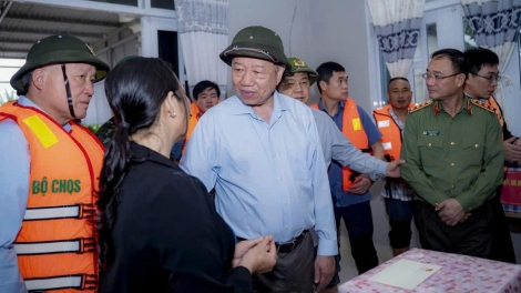 Thời sự 12h 2/11/2025: Tổng Bí thư Tô Lâm thăm, tặng quà người dân bị ảnh hưởng do mưa lũ tại Huế