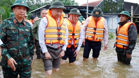 Tổng Bí thư Tô Lâm thăm, tặng quà người dân bị ảnh hưởng do mưa lũ tại Huế