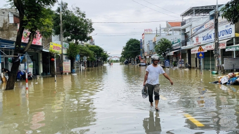 Đà Nẵng: Người dân vùng rốn lũ chưa kịp dọn nhà, nước lũ lại tràn về 