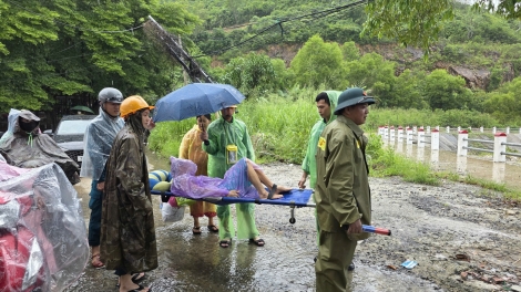 Khánh Hòa khẩn trương sơ tán dân vùng sạt lở, ứng phó bão số 13